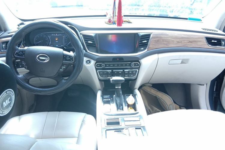 Used GAC Trumpchi GS8 2017 320T Two-Wheel Drive Luxury Smart Connectivity Version (7 Seats) Center Console