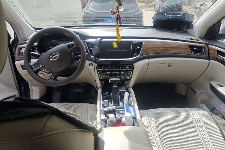 Used GAC Trumpchi GS8 2017 320T Two-Wheel Drive Luxury Smart Connectivity Version (7 Seats) Center Console