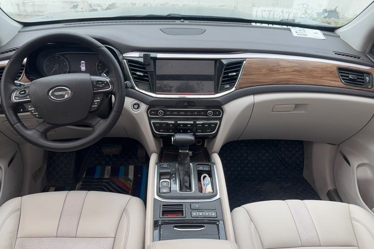Used GAC Trumpchi GS8 2017 320T Two-Wheel Drive Luxury Smart Connectivity Version (7 Seats) Center Console