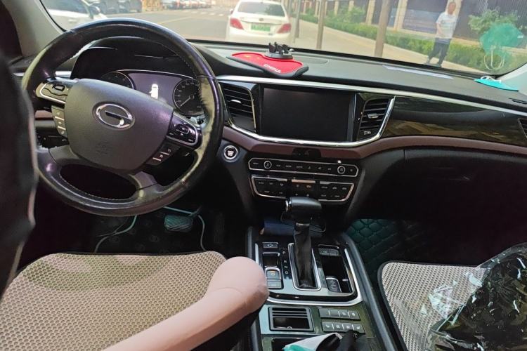 Used GAC Trumpchi GS8 2017 320T Two-Wheel Drive Luxury Smart Connectivity Version (7 Seats) Center Console