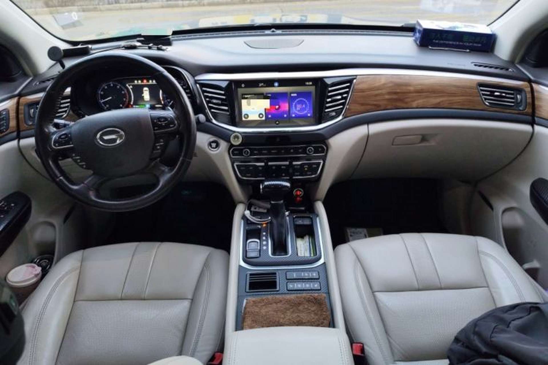 Used GAC Trumpchi GS8 2017 320T Two-Wheel Drive Luxury Smart Connectivity Version (7 Seats) Center Console