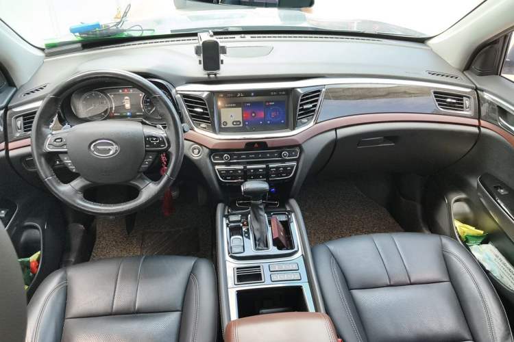 Used GAC Trumpchi GS8 2017 320T Two-Wheel Drive Luxury Smart Connectivity Version (7 Seats) Center Console