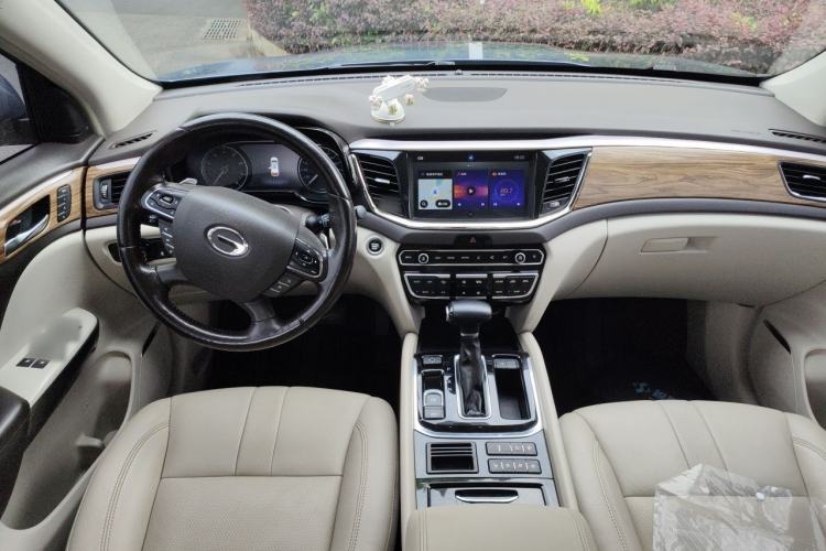 Used GAC Trumpchi GS8 2017 320T Two-Wheel Drive Luxury Smart Connectivity Version (7 Seats) Center Console