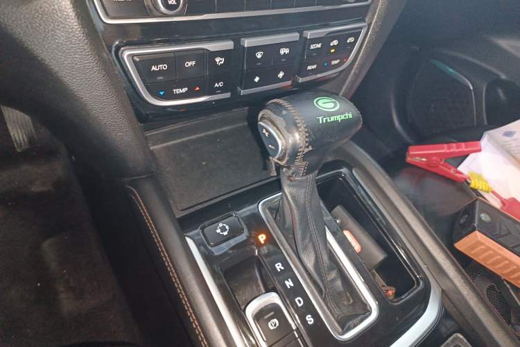 Used GAC Trumpchi GS8 2017 320T Two-Wheel Drive Luxury Edition (7 Seats) Gear Lever