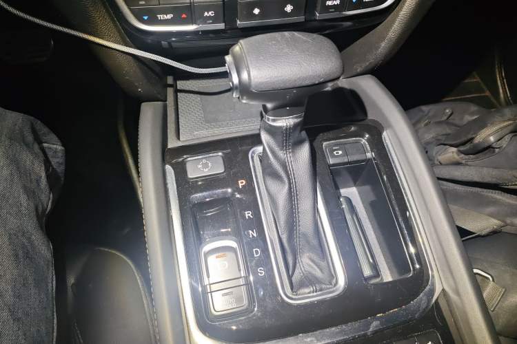 Used GAC Trumpchi GS8 2017 320T Two-Wheel Drive Luxury Smart Connectivity Version (7 Seats) Gear Lever