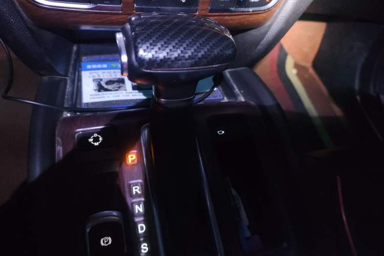 Used GAC Trumpchi GS8 2017 320T Two-Wheel Drive Luxury Smart Connectivity Version (7 Seats) Gear Lever