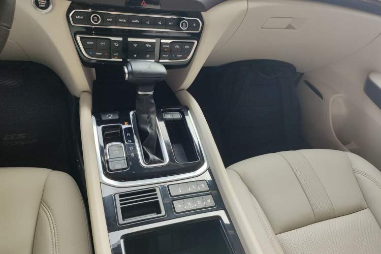 Used GAC Trumpchi GS8 2017 320T Two-Wheel Drive Luxury Smart Connectivity Version (7 Seats) Gear Lever