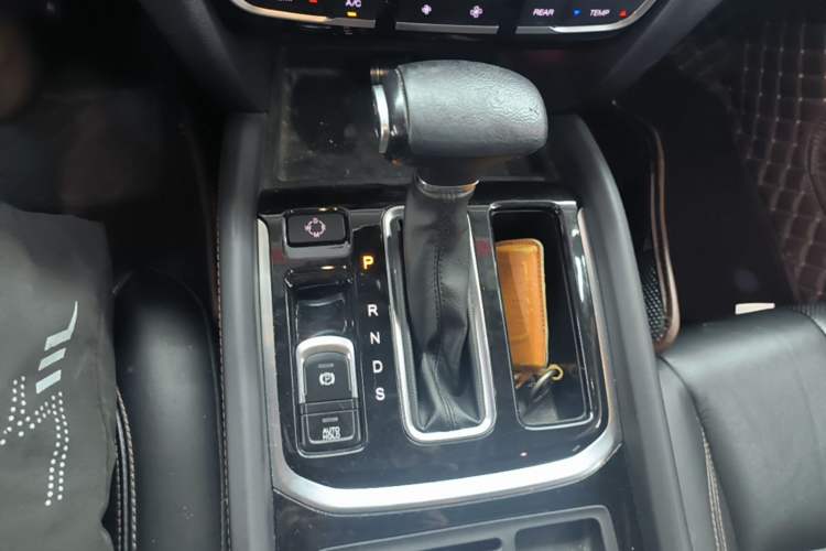 Used GAC Trumpchi GS8 2017 320T Two-Wheel Drive Luxury Edition (7 Seats) Gear Lever