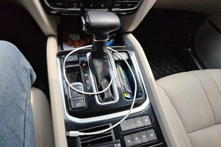 Used GAC Trumpchi GS8 2017 320T Two-Wheel Drive Luxury Smart Connectivity Version (7 Seats) Gear Lever