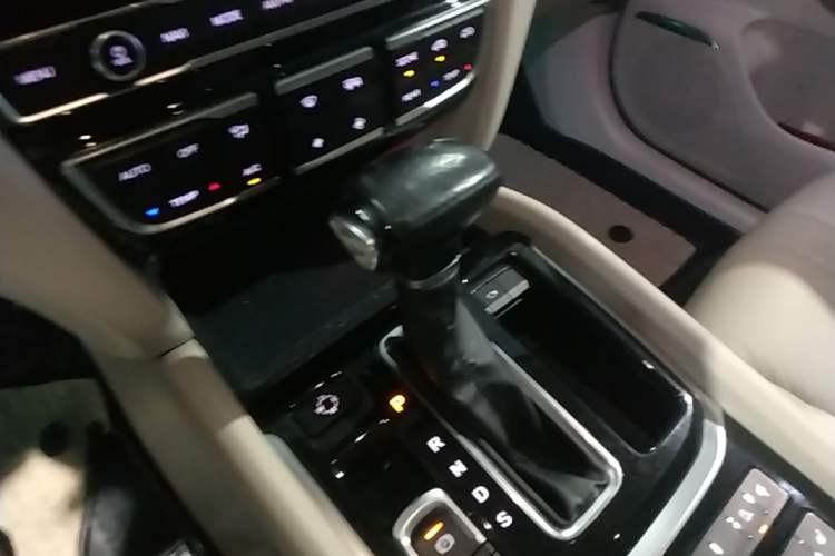 Used GAC Trumpchi GS8 2017 320T Two-Wheel Drive Luxury Smart Connectivity Version (7 Seats) Gear Lever