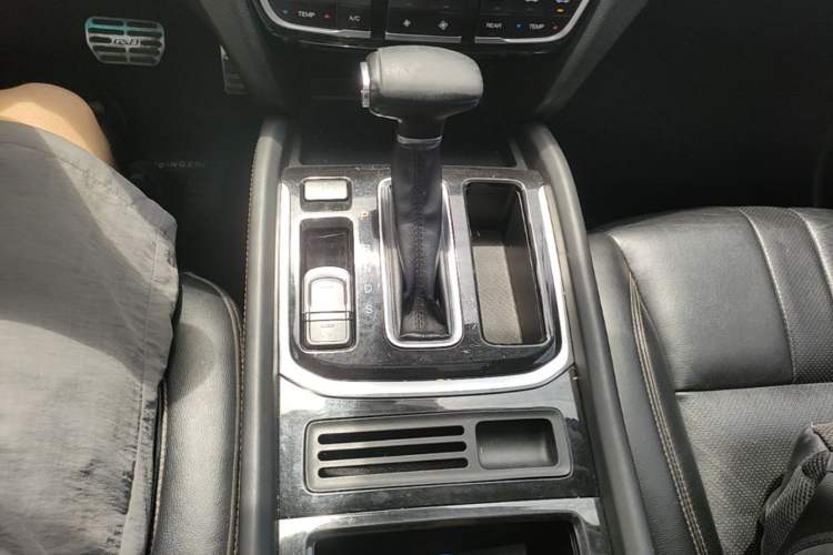 Used GAC Trumpchi GS8 2017 320T Two-Wheel Drive Luxury Edition (7 Seats) Gear Lever