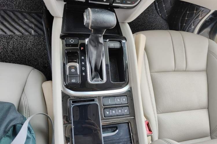 Used GAC Trumpchi GS8 2017 320T Two-Wheel Drive Luxury Smart Connectivity Version (7 Seats) Gear Lever