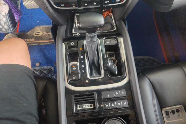 Used GAC Trumpchi GS8 2017 320T Two-Wheel Drive Luxury Smart Connectivity Version (7 Seats) Gear Lever
