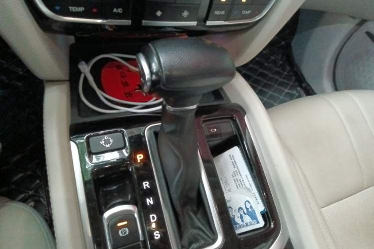 Used GAC Trumpchi GS8 2017 320T Two-Wheel Drive Luxury Smart Connectivity Version (7 Seats) Gear Lever