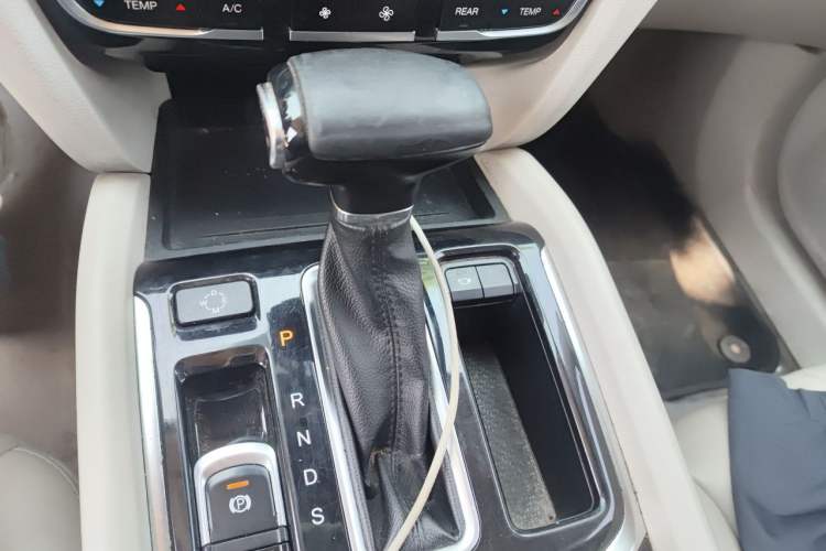 Used GAC Trumpchi GS8 2017 320T Two-Wheel Drive Luxury Smart Connectivity Version (7 Seats) Gear Lever
