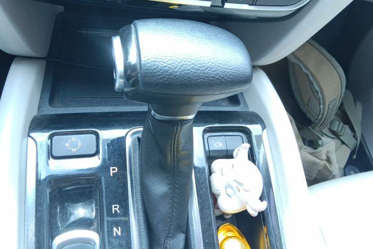 Used GAC Trumpchi GS8 2017 320T Two-Wheel Drive Luxury Smart Connectivity Version (7 Seats) Gear Lever