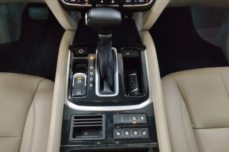 Used GAC Trumpchi GS8 2017 320T Two-Wheel Drive Luxury Smart Connectivity Version (7 Seats) Gear Lever