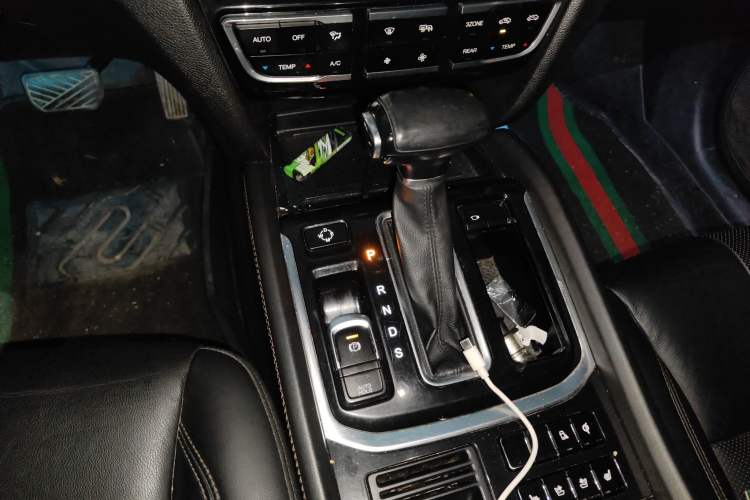 Used GAC Trumpchi GS8 2017 320T Two-Wheel Drive Luxury Smart Connectivity Version (7 Seats) Gear Lever