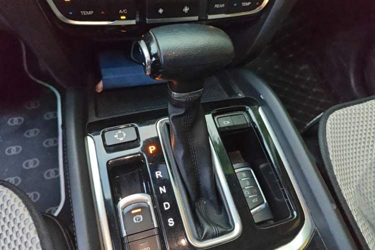 Used GAC Trumpchi GS8 2017 320T Two-Wheel Drive Luxury Smart Connectivity Version (7 Seats) Gear Lever
