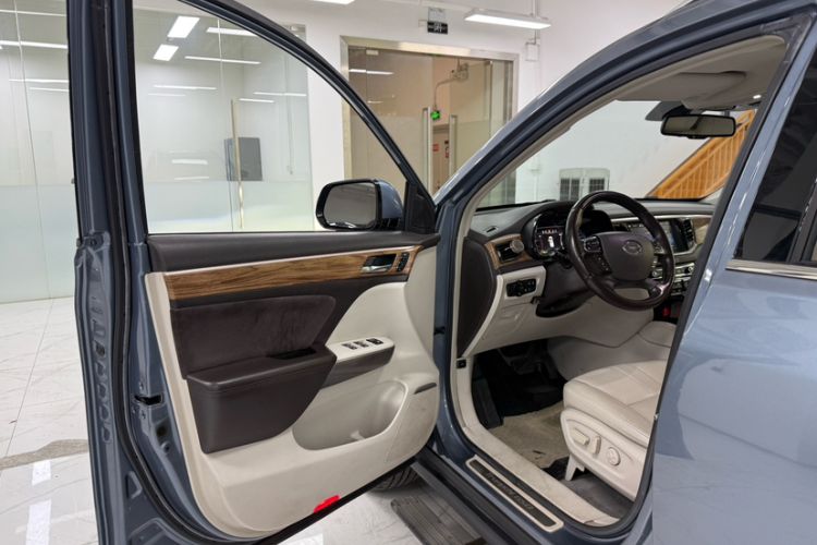 Used GAC Trumpchi GS8 2017 320T Two-Wheel Drive Luxury Smart Connectivity Version (7 Seats) Interior 5