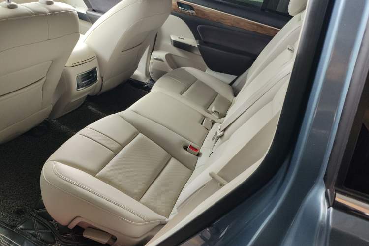 Used GAC Trumpchi GS8 2017 320T Two-Wheel Drive Luxury Smart Connectivity Version (7 Seats) Left Rear Seat