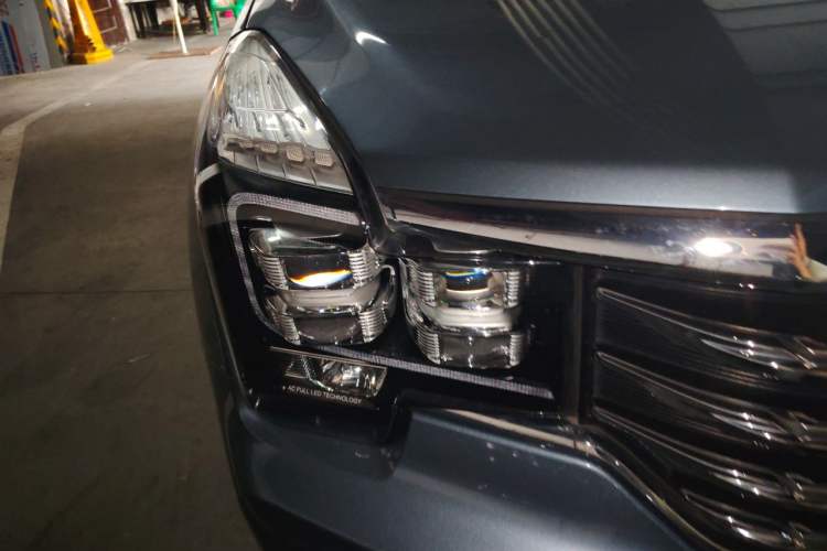 Used GAC Trumpchi GS8 2017 320T Two-Wheel Drive Luxury Smart Connectivity Version (7 Seats) Right Front Headlight