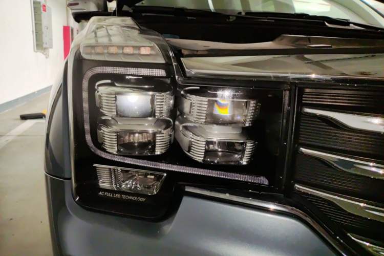 Used GAC Trumpchi GS8 2017 320T Two-Wheel Drive Prestige Version (7 Seats) Right Front Headlight