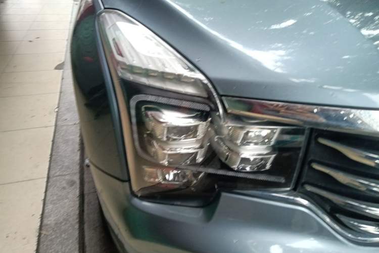 Used GAC Trumpchi GS8 2017 320T Two-Wheel Drive Luxury Smart Connectivity Version (7 Seats) Right Front Headlight