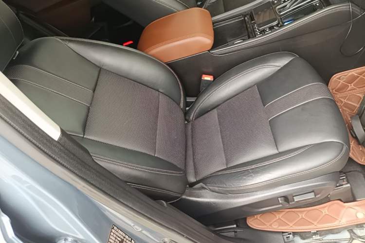 Used GAC Trumpchi GS8 2017 320T Two-Wheel Drive Luxury Smart Connectivity Version (7 Seats) Right Front Seat