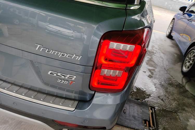 Used GAC Trumpchi GS8 2017 320T Two-Wheel Drive Luxury Smart Connectivity Version (7 Seats) Right Rear Taillight