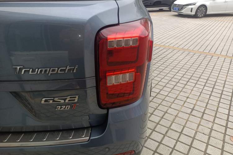 Used GAC Trumpchi GS8 2017 320T Two-Wheel Drive Luxury Smart Connectivity Version (7 Seats) Right Rear Taillight