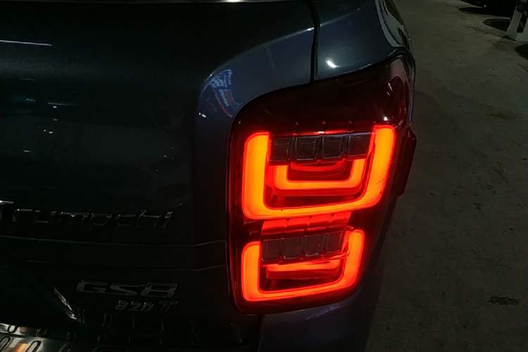 Used GAC Trumpchi GS8 2017 320T Two-Wheel Drive Luxury Smart Connectivity Version (7 Seats) Right Rear Taillight