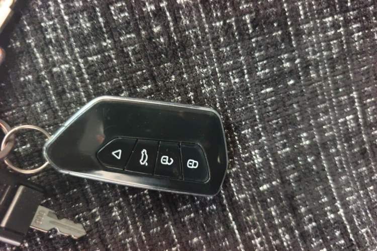Used GAC Trumpchi GS8 2017 320T Two-Wheel Drive Luxury Smart Connectivity Version (7 Seats) Vehicle Key