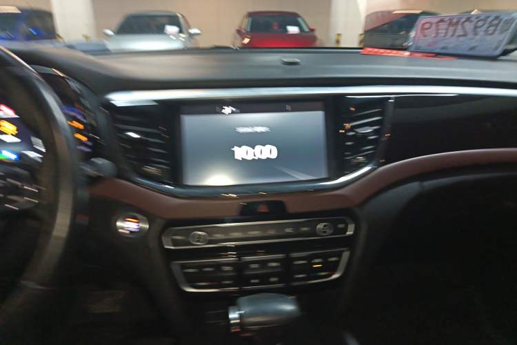 Used GAC Trumpchi GS8 2017 320T Two-Wheel Drive Luxury Smart Connectivity Version (7 Seats) Audio And AC Panel