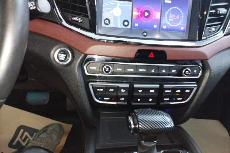 Used GAC Trumpchi GS8 2017 320T Two-Wheel Drive Luxury Smart Connectivity Version (7 Seats) Audio And AC Panel