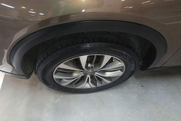 Used GAC Trumpchi GS8 2017 320T Two-Wheel Drive Luxury Smart Connectivity Version (7 Seats) Exterior 4