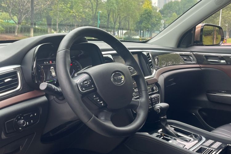 Used GAC Trumpchi GS8 2017 320T Two-Wheel Drive Luxury Smart Connectivity Version (7 Seats) Interior 2