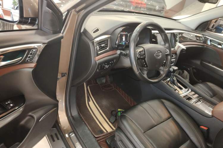 Used GAC Trumpchi GS8 2017 320T Two-Wheel Drive Luxury Smart Connectivity Version (7 Seats) Interior 3