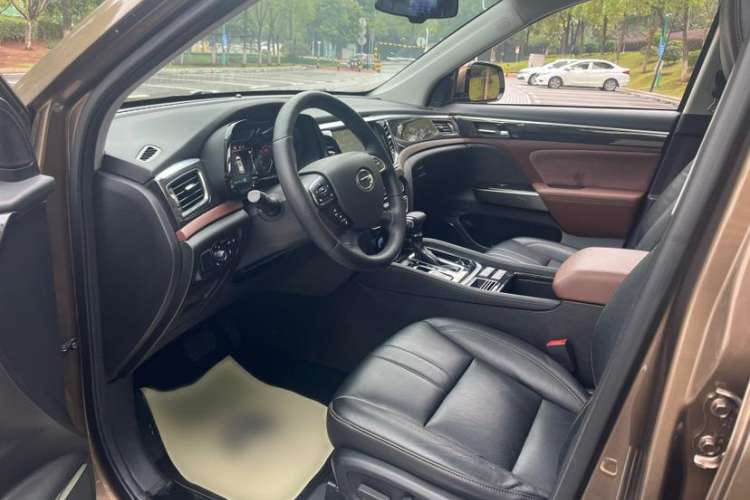 Used GAC Trumpchi GS8 2017 320T Two-Wheel Drive Luxury Smart Connectivity Version (7 Seats) Interior 3