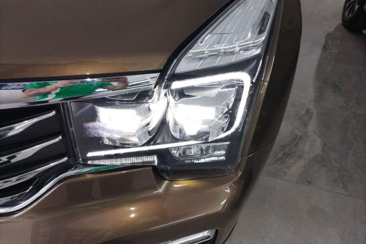 Used GAC Trumpchi GS8 2017 320T Two-Wheel Drive Luxury Smart Connectivity Version (7 Seats) Left Front Headlight