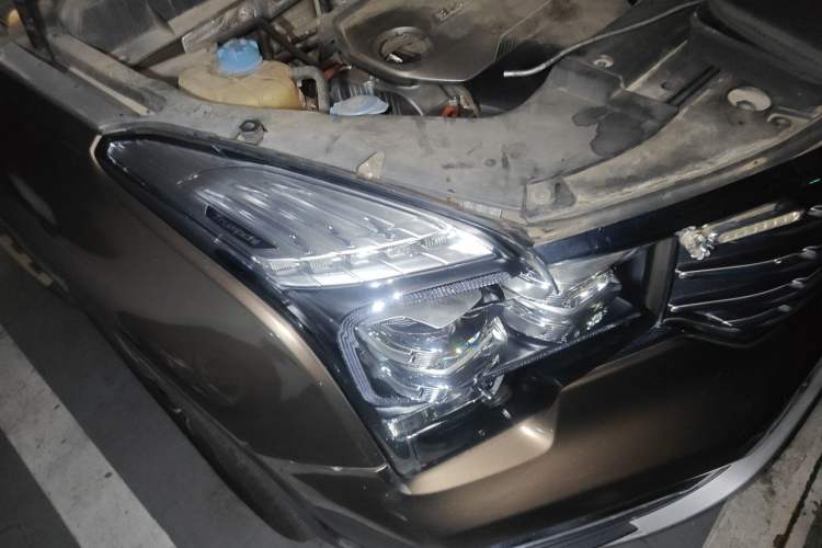 Used GAC Trumpchi GS8 2017 320T Two-Wheel Drive Luxury Smart Connectivity Version (7 Seats) Right Front Headlight