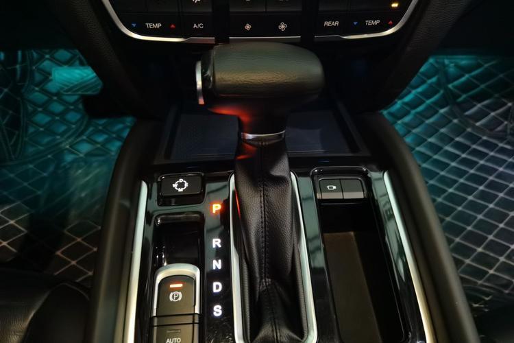 Used GAC Trumpchi GS8 2017 320T Two-Wheel Drive Luxury Smart Connectivity Version (7 Seats) Gear Lever