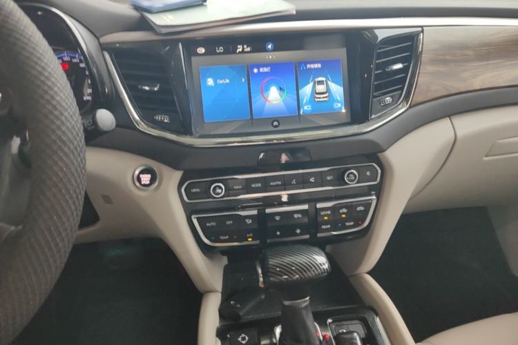 Used GAC Trumpchi GS8 2017 320T Two-Wheel Drive Luxury Smart Connectivity Version (7 Seats) Audio And AC Panel