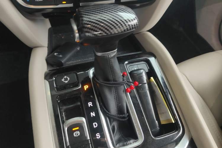 Used GAC Trumpchi GS8 2017 320T Two-Wheel Drive Luxury Smart Connectivity Version (7 Seats) Gear Lever