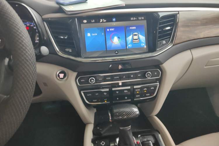 Used GAC Trumpchi GS8 2017 320T Two-Wheel Drive Luxury Smart Connectivity Version (7 Seats) Audio And AC Panel