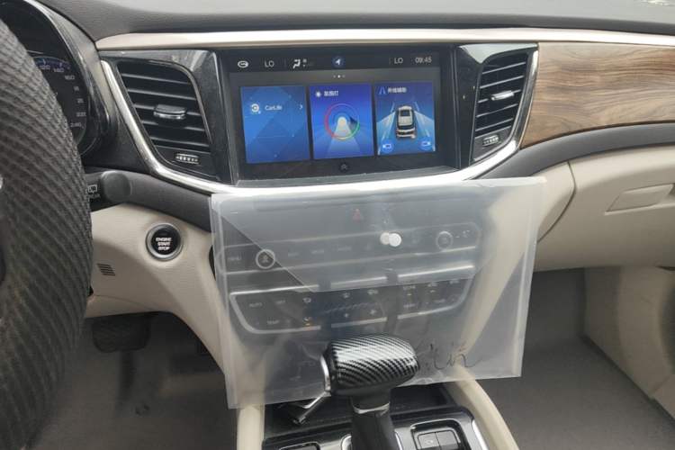 Used GAC Trumpchi GS8 2017 320T Two-Wheel Drive Luxury Smart Connectivity Version (7 Seats) Audio And AC Panel