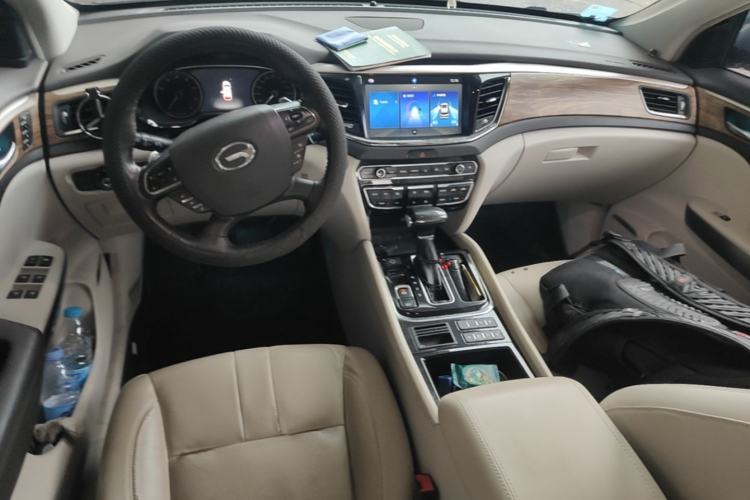 Used GAC Trumpchi GS8 2017 320T Two-Wheel Drive Luxury Smart Connectivity Version (7 Seats) Center Console