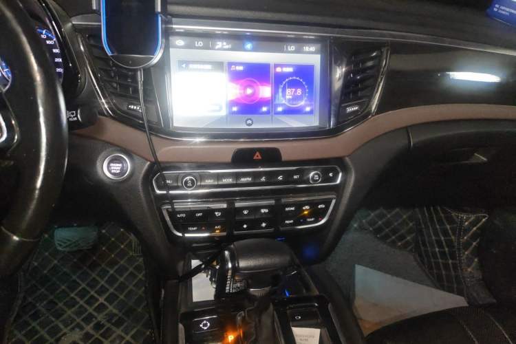 Used GAC Trumpchi GS8 2017 320T Two-Wheel Drive Luxury Smart Connectivity Version (7 Seats) Audio And AC Panel