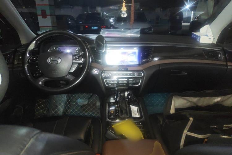 Used GAC Trumpchi GS8 2017 320T Two-Wheel Drive Luxury Smart Connectivity Version (7 Seats) Center Console
