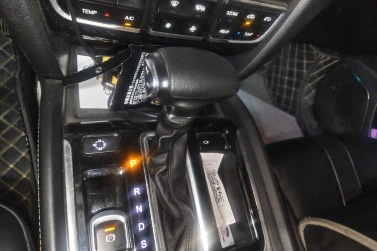 Used GAC Trumpchi GS8 2017 320T Two-Wheel Drive Luxury Smart Connectivity Version (7 Seats) Gear Lever